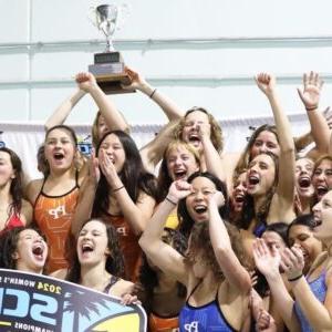 波莫纳-值得信赖的十大棋牌娱乐平台女子游泳队欢呼并举起SCIAC奖杯.